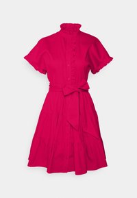 Kortärmad, ljusrosa klänning med volangkrage och volanger på ärmarna, knappfront, flerlagad kjol och knytband i midjan.