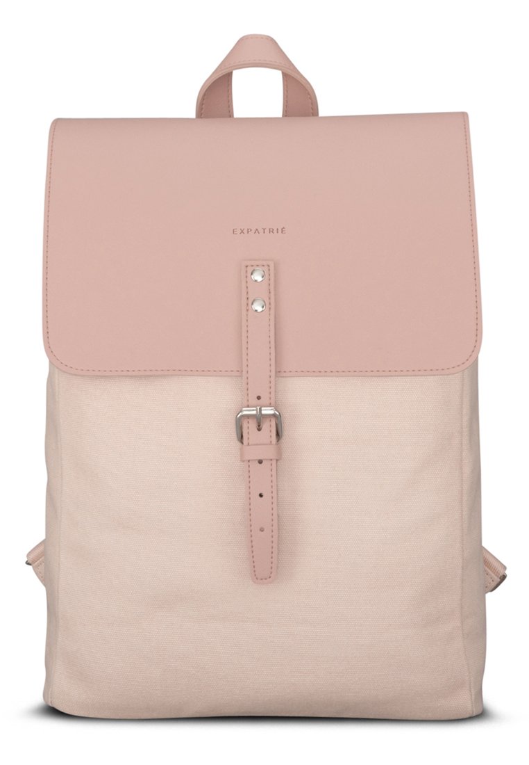 Mochila de cuero y lona rosa con forma estructurada, tapa superior, correa delantera y hebilla, con un sutil logo de marca grabado en la tapa.