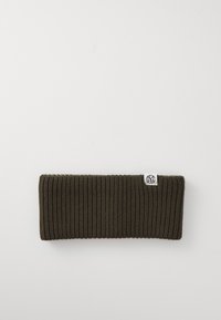 Knit headband in dark olive green. Features ribbed texture, wide design, and a small white logo tag on one side.