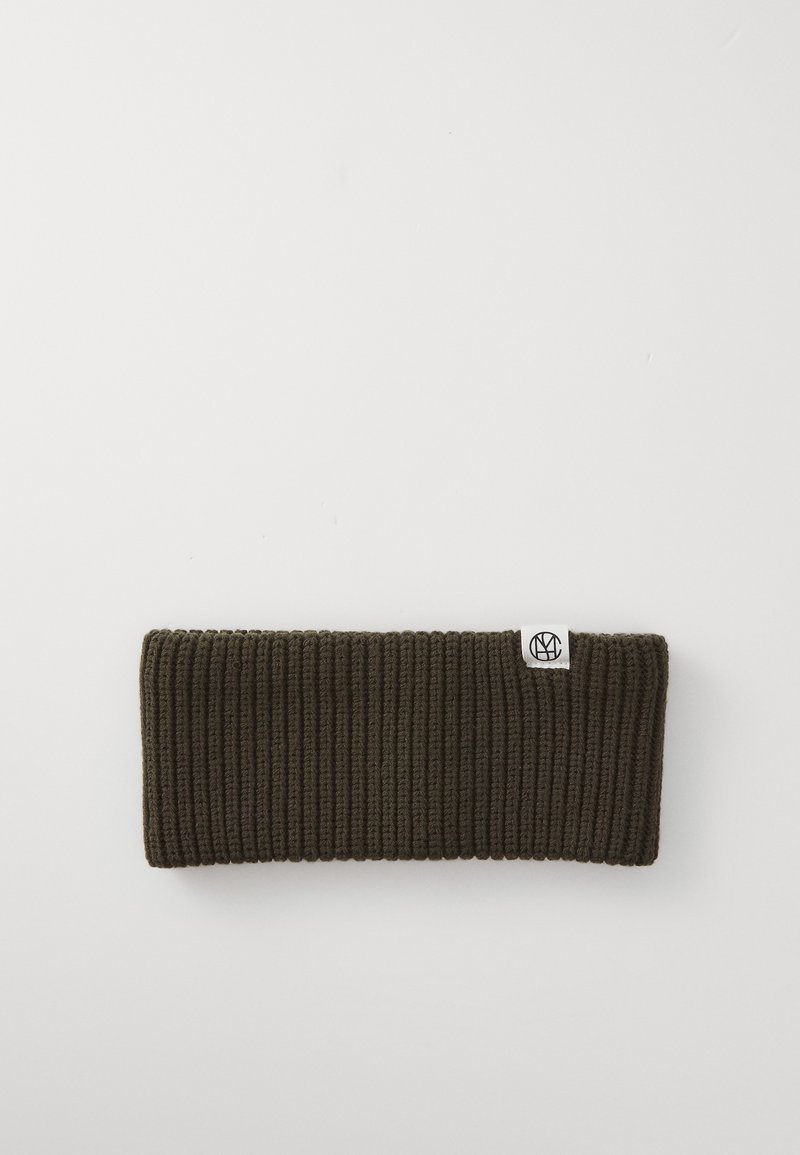 Knit headband in dark olive green. Features ribbed texture, wide design, and a small white logo tag on one side.