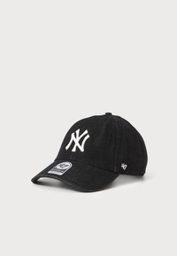 Gorra de mezclilla negra con un logo de Nueva York bordado en blanco. Cuenta con un visera curvada y correa ajustable, con un pequeño logo "47" en el lateral.