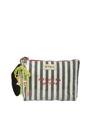 Pequeño estuche rectangular con rayas blancas y negras, cremallera roja, cordón amarillo con cuentas, y texto en rojo que dice "el amor propio es un superpoder".