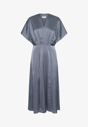 Gråskala kjole, knælang, lavet af glat satin. Har en V-hals, brede ærmer og plisseret liv, samt en svajende nederdel.