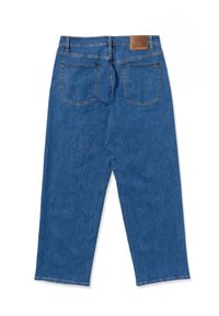Pantalones vaqueros de mezclilla azul con cintura alta, corte recto, dos bolsillos traseros y una etiqueta de cuero en la cinturilla. Textura suave, diseño casual.