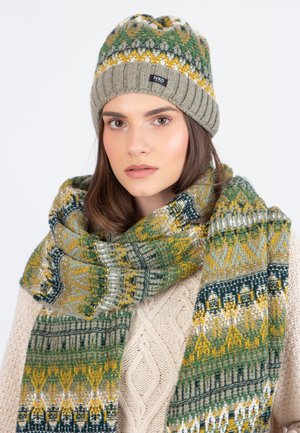 Gebreide groene en gele gemêleerde beanie met geribde manchet en sjaal in bijpassende kleuren met complexe patronen en textuur gebreid.