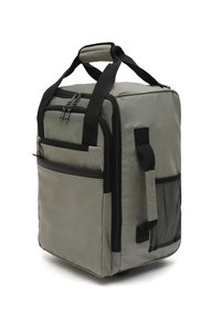 Pilka audinio kuprinė su juodais akcentais, dviem užtrauktukais užsegamomis dalimis, priekinė kišenė, šoninė tinklelio dalis ir dvi minkštos rankenos nešiojimui.