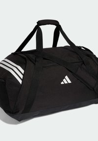 Bolsa de deporte negra con diseño de tres franjas grises, asa acolchada y logotipo. Fabricada con material resistente, con forma estructurada y múltiples correas.