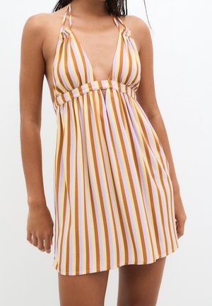 Robe sans manches à col licou avec des rayures verticales jaunes, blanches et lavande, décolleté en V profond et tissu froncé sous la poitrine.