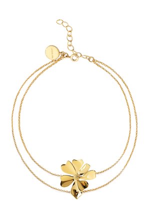 Collier double chaîne en or délicat avec pendentif fleur polie à six pétales et fermoir réglable avec petite étiquette ronde.