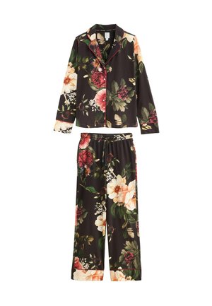 Ensemble de pyjama fleuri comprenant une chemise à manches longues avec boutons et un pantalon à taille élastique. Fond noir avec de grandes fleurs crème, rose et rouge.