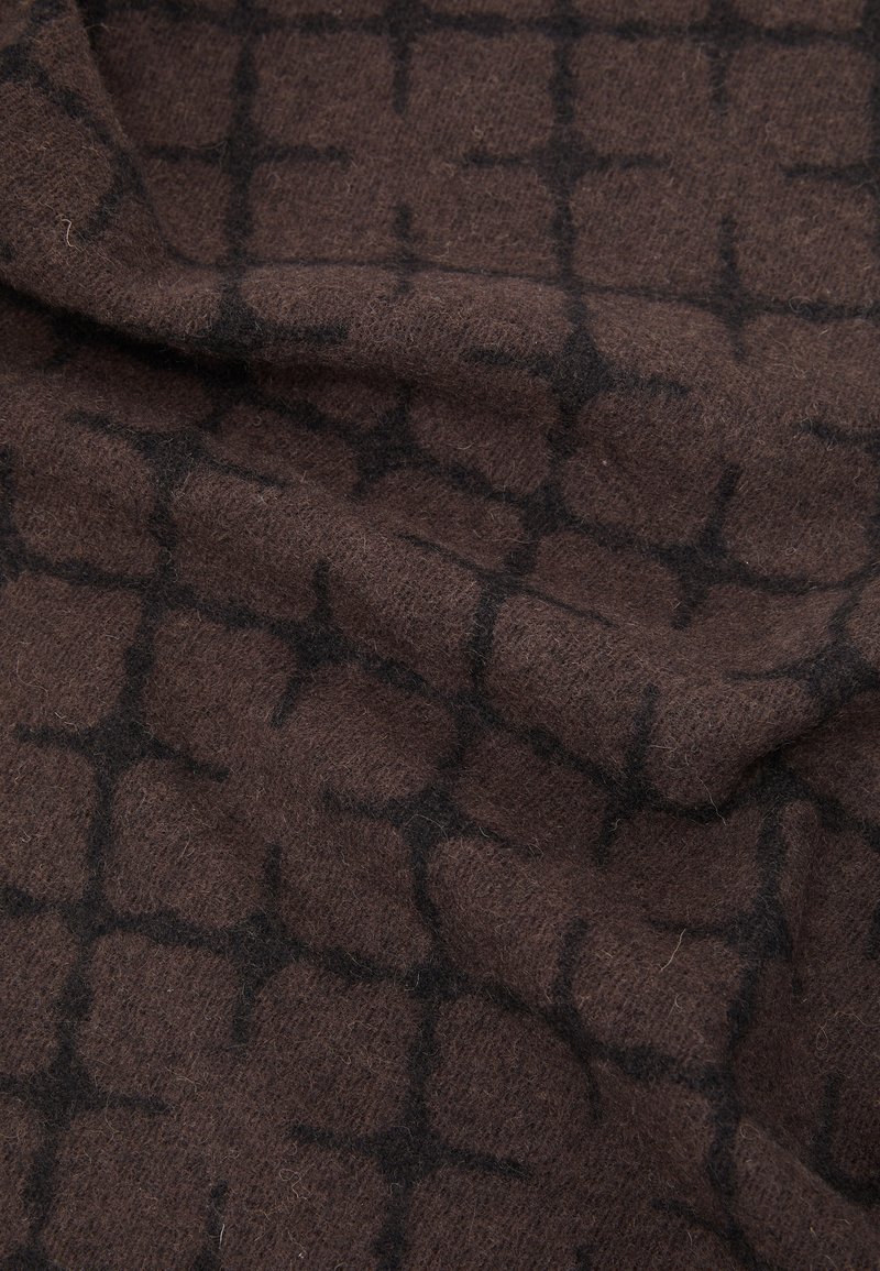 Brun ulltyg med ett upphöjt svart rutmönster, med en mjuk textur och en något fluffig yta.