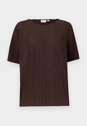 Top marrón de manga corta con pliegues verticales, cuello redondo y corte holgado, exhibido sobre un fondo claro y liso.