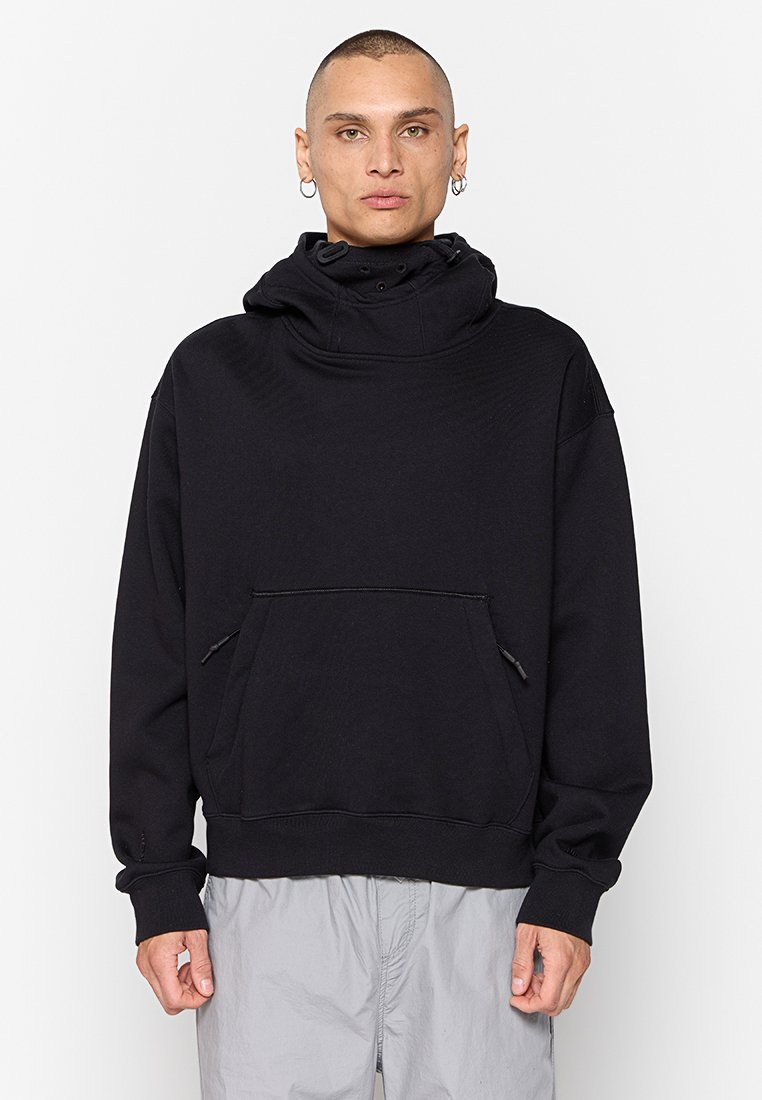 Schwarzer Hoodie aus weichem Stoff, mit hohem Kragen, Fronttasche und verstellbaren Kordeln. Lockerer Schnitt mit gerippten Bündchen.