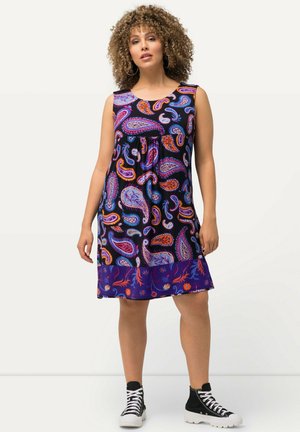 Ärmelloses, knielanges Kleid in Dunkelblau mit einem lebhaften Paisleymuster in Lila, Orange und Pink. Es hat eine geraffte Taille und einen fließenden Stoff.