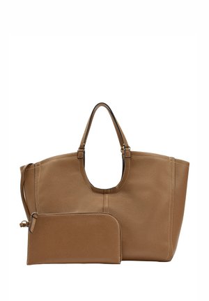 Brązowa torba typu tote ze skóry z zakrzywionym otwarciem, dwoma uchwytami i dopasowanym etui. Gładka tekstura z kontrastującym przeszyciem.