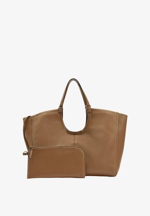 Brązowa torba typu tote ze skóry z zakrzywionym otwarciem, dwoma uchwytami i dopasowanym etui. Gładka tekstura z kontrastującym przeszyciem.