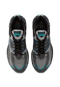 Chaussures de sport avec un dessus en maille noir et gris, accents teal, conception à lacets, languette rembourrée et semelle en caoutchouc texturé.