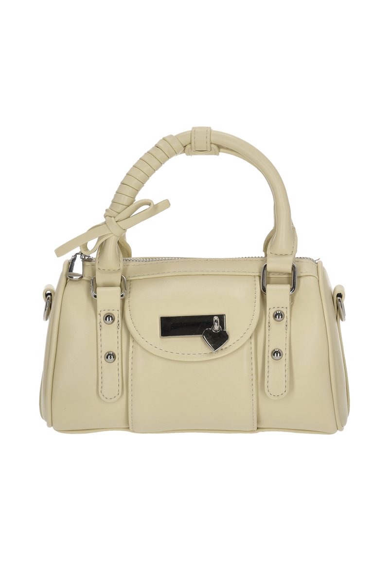 Bolso de mano color crema hecho de material sintético, con un asa superior redondeada, cierre de cremallera, lazo decorativo y un pequeño charm en forma de corazón.