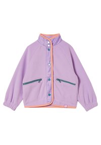 Kurtka polarowa w jasnym fioletowym kolorze z pomarańczowym kołnierzem, dwoma zielonymi kieszeniami na zamek i zapięciami na guziki. Posiada rękawy raglanowe oraz elastyczne mankiety.