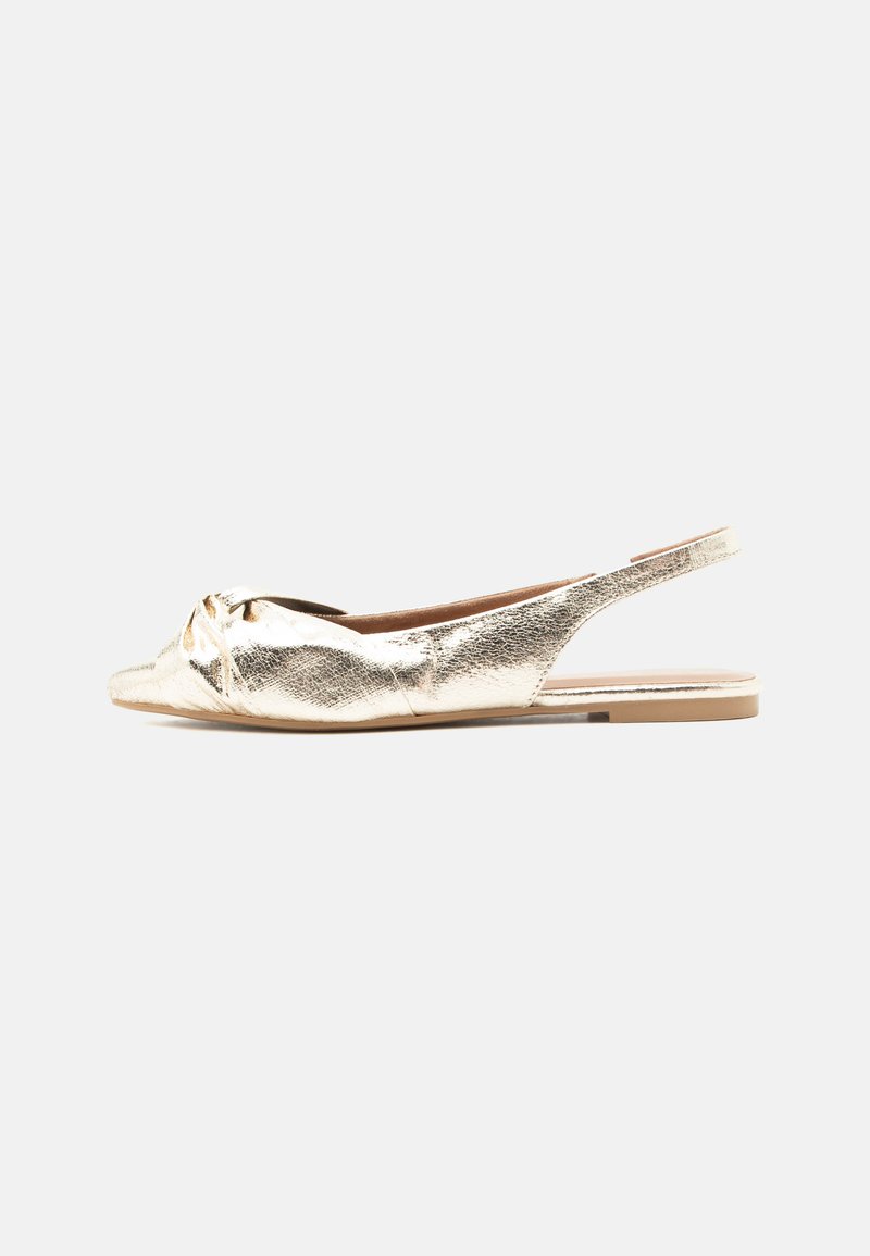Χρυσό μεταλλικό επίπεδο παπούτσι slingback με δεμένο λεπτομέρεια στο κλειστό μυτερό δάχτυλο και σόλα σε χρώμα δέρματος.