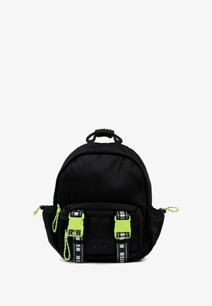 Zaino nero con fibbie verde neon e spallacci brandizzati MSGM, dotato di manico superiore e tasche laterali con cordoncino.