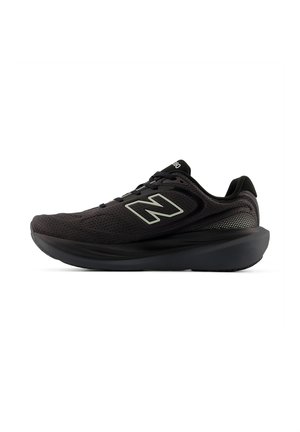 Schwarzer Laufschuh mit dicker Sohle, Mesh-Obermaterial und reflektierendem New Balance "N" Logo an der Seite, von der Außenseite gezeigt.