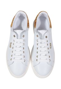 Sneakers in pelle bianca con un accento marrone testurizzato sul tallone, lacci piatti bianchi, soletta perforata e occhielli color oro.