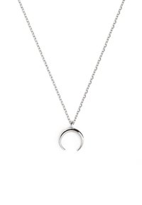 Collana in argento con una catena sottile e un pendente a forma di mezzaluna, caratterizzata da una finitura lucida e una superficie liscia.