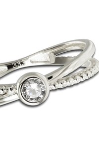 Bague en argent avec une pierre précieuse claire centrale, design de bande torsadée, détails texturés sur un côté, finition lisse de l'autre.