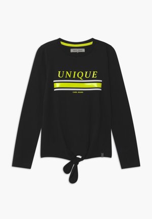 Schwarzes Langarmshirt mit vorderer Knotenoptik, neon-gelben und weißen Streifen sowie den Worten "UNIQUE" und "CARS JEANS" auf der Brust gedruckt.