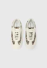 Sporta apavi ar baltu ādas virsmu un leoparda raksta akcentiem sānos. Aprīkoti ar apaļu purngalu, plakanu šņori un teksturētu zoli.