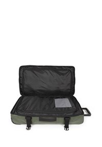 Maleta verde con un interior negro, desabrochada para revelar un compartimento amplio y un pequeño bolsillo gris, con asas robustas y cremalleras.