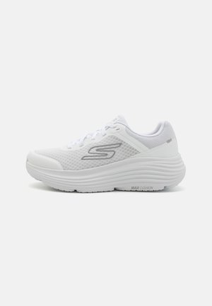 Zapatilla deportiva blanca con parte superior de malla y diseño texturizado. Presenta una suela acolchada marcada con "MAX CUSHION" y un logo gris en el costado.