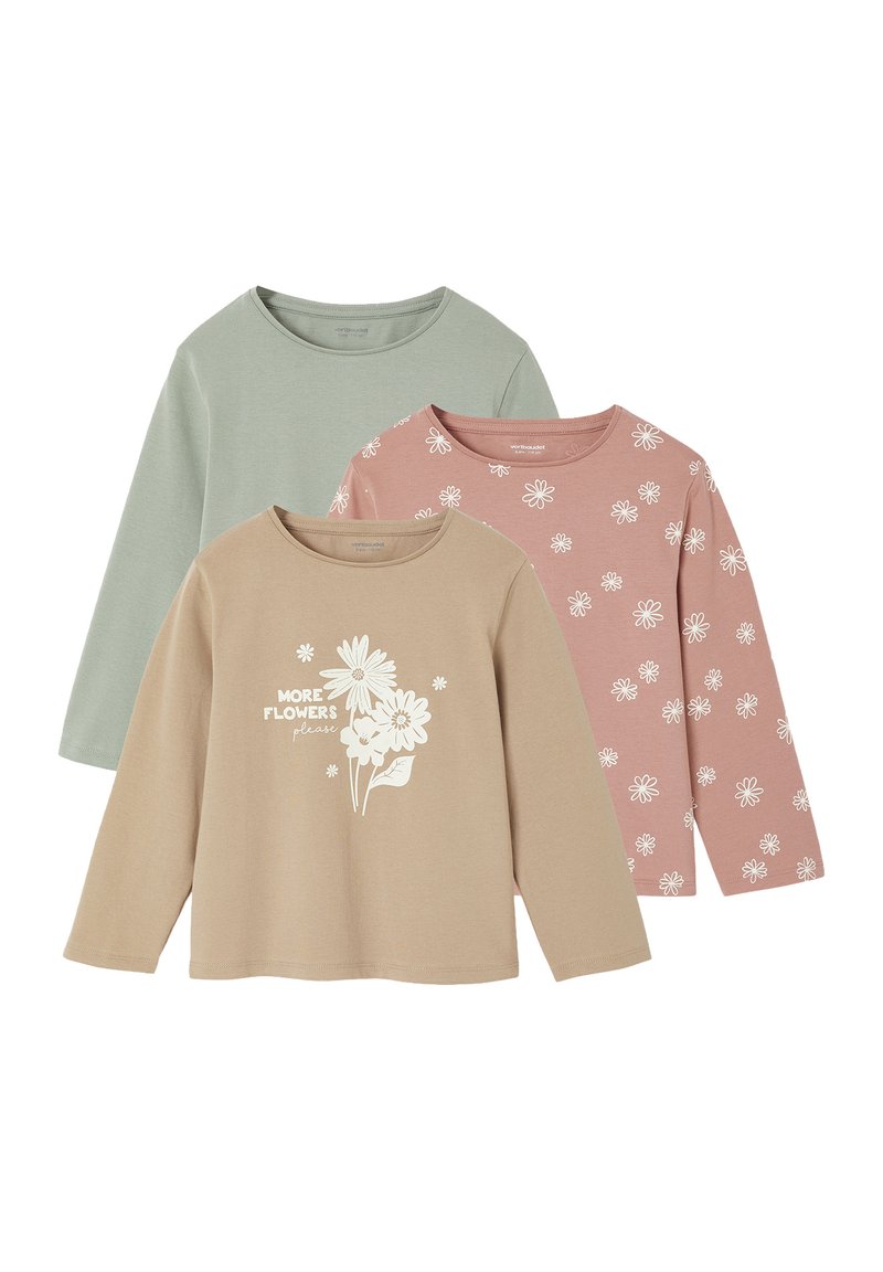Drei Langarm-T-Shirts aus weichem Baumwollstoff: hellgrün, hellrosa mit weißen Blumenmuster und beige mit weißem Blütengrafiktext.