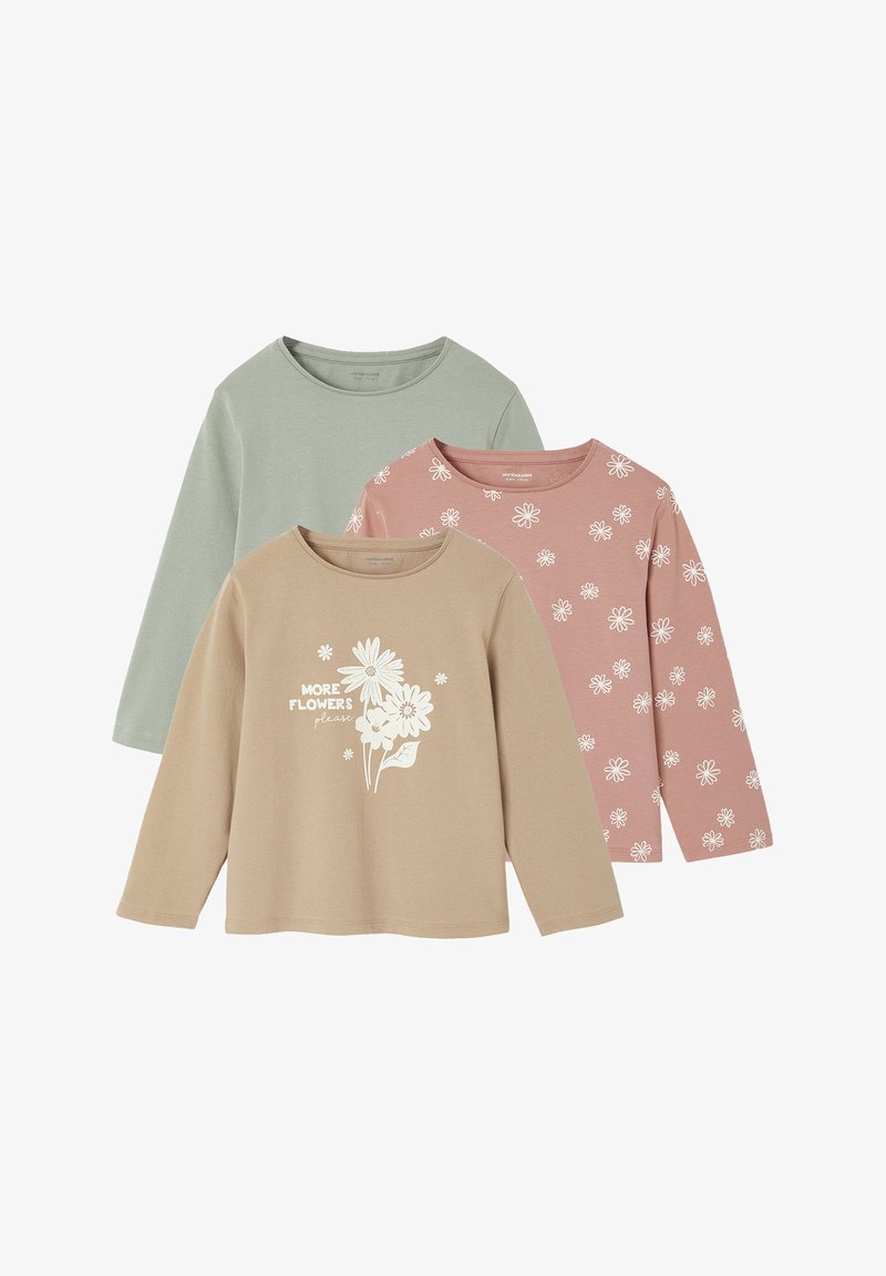 Drei Langarm-T-Shirts aus weichem Baumwollstoff: hellgrün, hellrosa mit weißen Blumenmuster und beige mit weißem Blütengrafiktext.