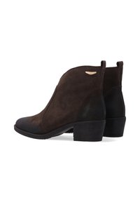 Hnědé semišové kotníkové boty s mírně špičatou špičkou, nízkým podpatkem na štěrbině a zlatavým akcentem na vnější straně. Hladké kožené detaily na podpatku.