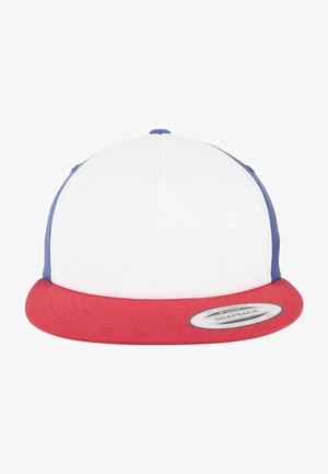 Snapback sapka, fehér elülső résszel, piros napellenzővel és kék hálós oldalakkal. A napellenzőn található egy kerek címke a márka azonosítására.