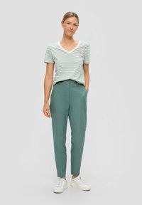 s.Oliver MIT TAPERED LEG - Chino - helles petrol