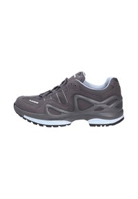 Grauer Sportschuh mit Obermaterial aus Wildleder, Netzakzenten und reflektierenden Streifen. Verfügt über eine gepolsterte Zwischensohle und eine strukturierte Gummiaußensohle.