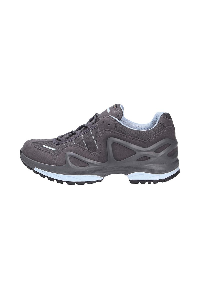 Grauer Sportschuh mit Obermaterial aus Wildleder, Netzakzenten und reflektierenden Streifen. Verfügt über eine gepolsterte Zwischensohle und eine strukturierte Gummiaußensohle.