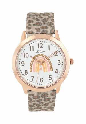 Ronde klok met een witte wijzerplaat, roségouden accenten en grote zwarte cijfers. Beige stoffen band met een subtiele luipaardprint. Regenboogontwerp op de wijzerplaat.