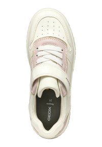 Sneaker blanche avec des accents roses et un design perforé sur le bout. Présente une sangle à crochet et boucle, des lacets blancs et un logo.