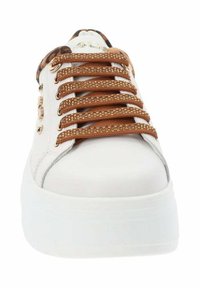 Baskets blanches avec une semelle blanche épaisse, des lacets bruns texturés et des accents imprimés animal sur la languette. Présente des détails en métal.