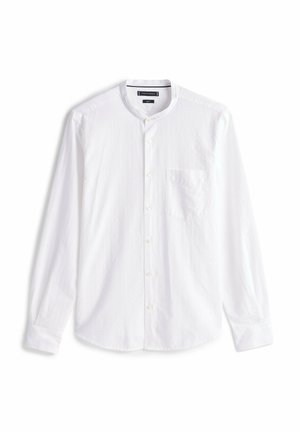 Camicia bianca a maniche lunghe con colletto a band, chiusura frontale a bottoni, una tasca sul petto e una consistenza sottile.