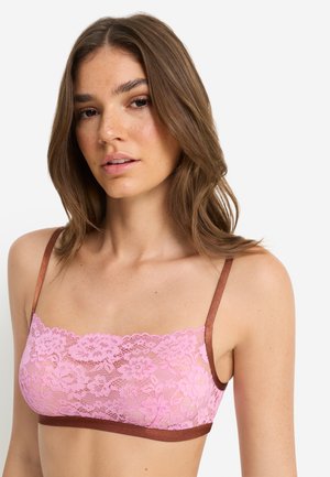 Blondebralette i pink med blomsterprint og brune satin stropper. Har et blødt, struktureret design med en tætsiddende bandeau-form.
