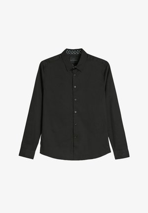 Czarna koszula z długim rękawem, wykonana z gładkiego materiału; posiada zapięcie na guziki z przodu, spiczasty kołnierzyk oraz wzorzysty podszewkę wewnętrzną.