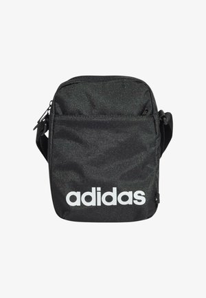 Bolso cruzado de tela negra con un acabado texturizado, que presenta un destacado logo blanco de Adidas en la parte frontal y un compartimento principal con cremallera.
