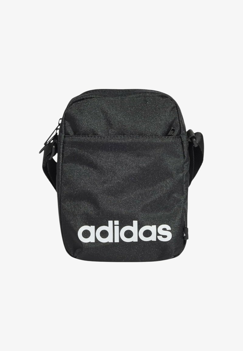 Bolso cruzado de tela negra con un acabado texturizado, que presenta un destacado logo blanco de Adidas en la parte frontal y un compartimento principal con cremallera.