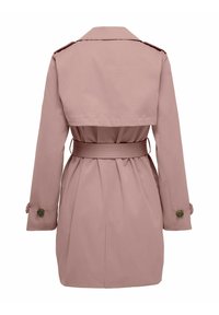 Trench-coat mauve avec ceinture, rabat pare-tempête au dos, manches longues et bracelets de manche à boutons, présenté de dos sur fond blanc.