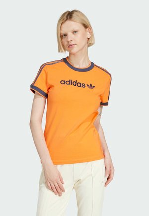 Kortermet oransje t-skjorte med mørkeblå detaljer og "adidas"-logo, laget av glatt stoff, med rund hals og kontrasterende striper.